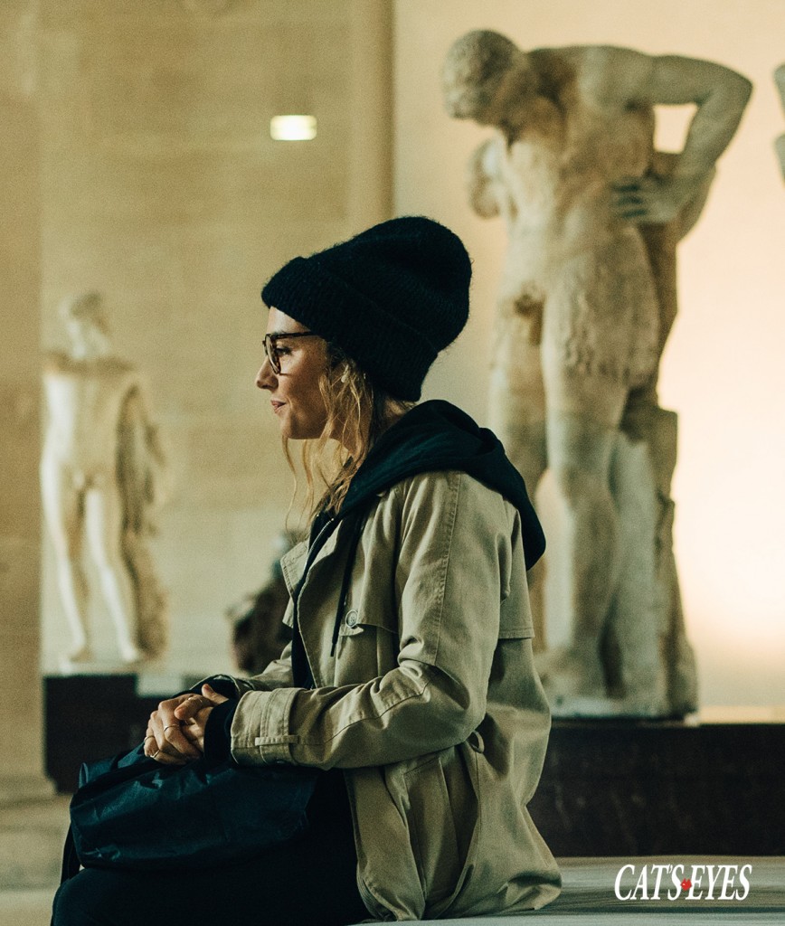 Sylia prépare le terrain pour leur visite nocturne